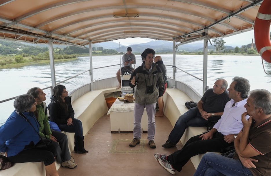 ‘Urandere’ ontzian osteratxoa egiten hamar bat lagun. (Luis JAUREGIALTZO/ARGAZKI PRESS)