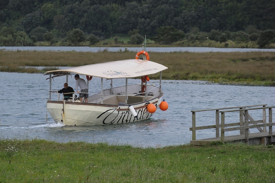 ‘Urandere’ itsasontziak hamar metro luze eta hiru eta erdi zabal ditu. (Luis JAUREGIALTZO/ARGAZKI PRESS)