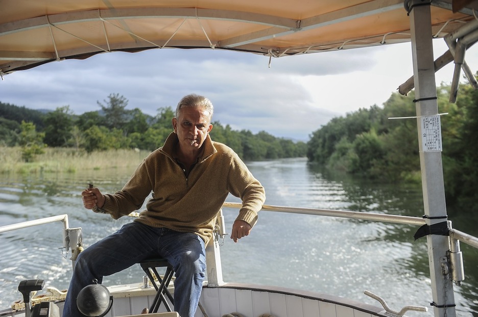 Edorta Jimenez, itsasontzia gidatzen. (Luis JAUREGIALTZO/ARGAZKI PRESS)