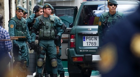 La Guardia Civil se lleva a Imanol Karrera de la sede de Iruñea. (Idoia ZABALETA/ARGAZKI PRESS)