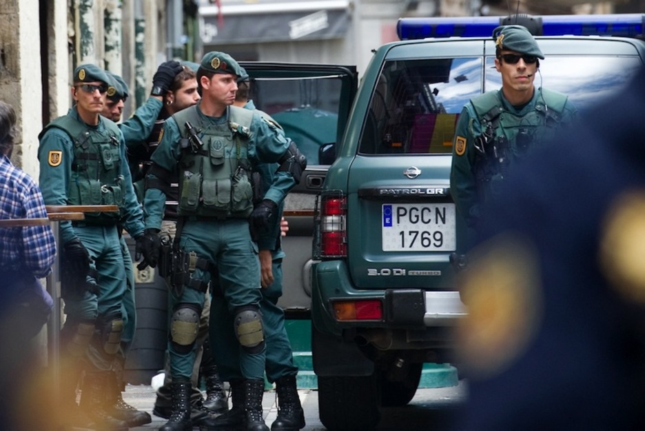 La Guardia Civil se lleva a Imanol Karrera de la sede de Iruñea. (Idoia ZABALETA/ARGAZKI PRESS)