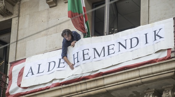 Cartel con el lema ‘Alde hemendik’ en la sede de EA en Bilbo. (Jon HERNÁEZ/ARGAZKI PRESS)
