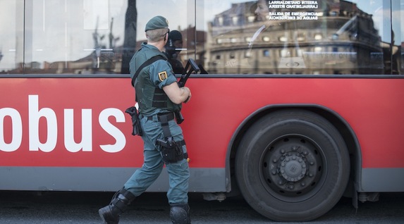 Un guardia Civil junto a un vehículo de Bilbobus. (Jon HERNÁEZ/ARGAZKI PRESS) 