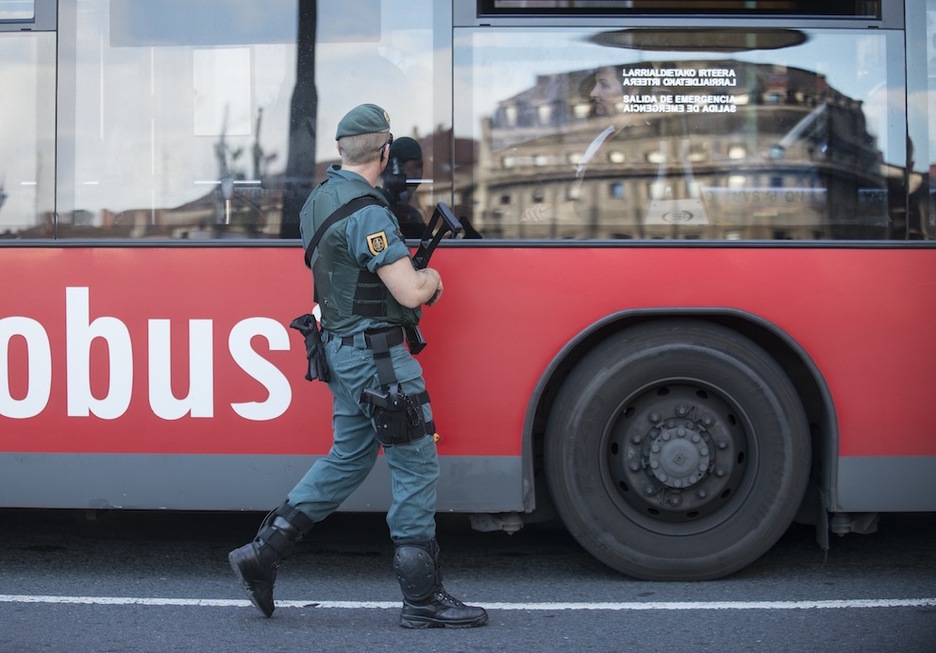 Un guardia Civil junto a un vehículo de Bilbobus. (Jon HERNÁEZ/ARGAZKI PRESS) 
