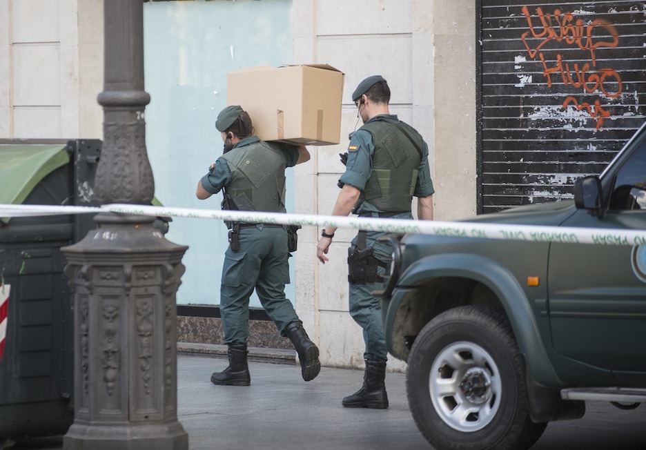 La Guardia Civil se lleva una caja de la sede de Bilbo. (Jon HERNÁEZ/ARGAZKI PRESS) 