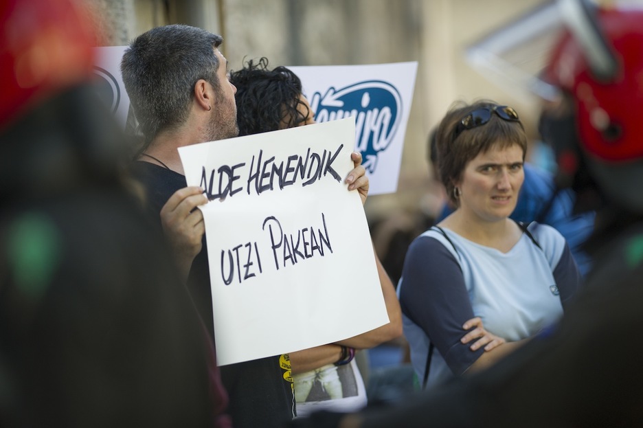 Una persona exhibe un cartel con el lema ‘Alde hemendik. Utzi bakean’ en Hernani. (Juan Carlos RUIZ/ARGAZKI PRESS)