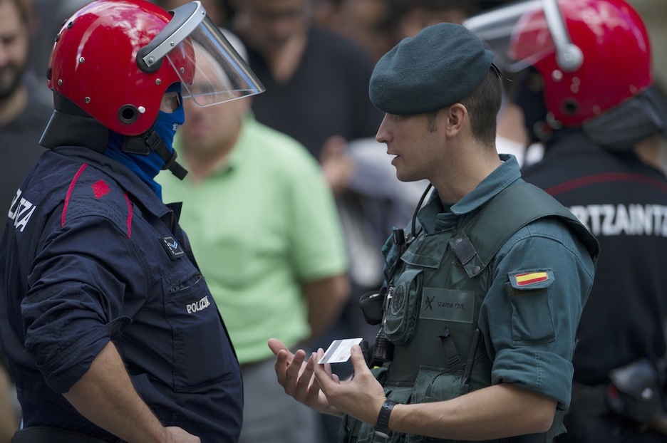 Un ertzaina y un guardia civil conversan en Hernani. (Juan Carlos RUIZ/ARGAZKI PRESS)