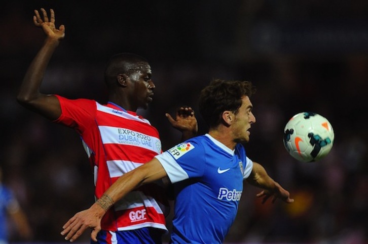 Ibai Gómez pugna con Nyom por un balón. (Jorge GUERRERO/AFP PHOTO)