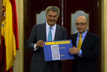 El ministro español de Hacienda, Cristóbal Montoro, y el presidente del Congreso, Jesús Posada. (Pierre-Philippe MARCOU/AFP PHOTO)