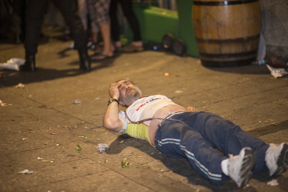 Un hombre yace en el suelo tras la carga de la Ertzaintza. (Juan Carlos RUIZ/ARGAZKI PRESS)