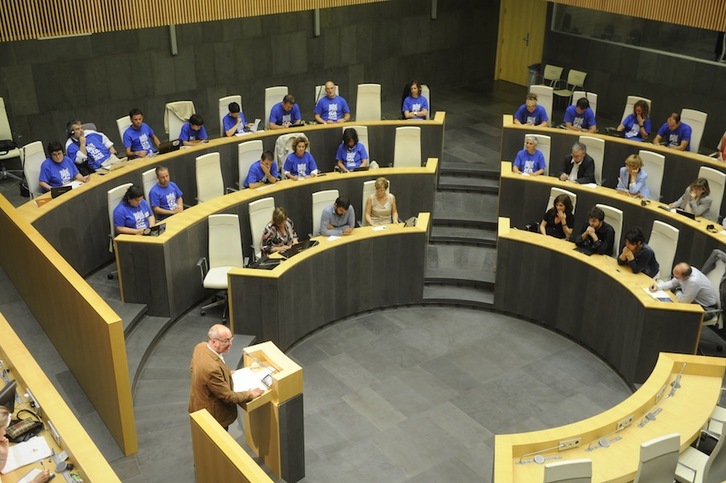 Los junteros de Bildu han acudido al pleno con camisetas de Herrira. (ARGAZKI PRESS)