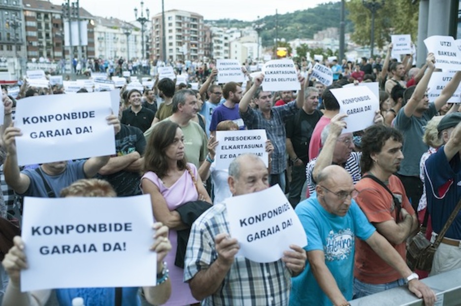 Bilboko Arriaga plazan, Herriraren egoitza aurrean, elkarretaratzea. (Jon HERNAEZ/ARGAZKI PRESS)