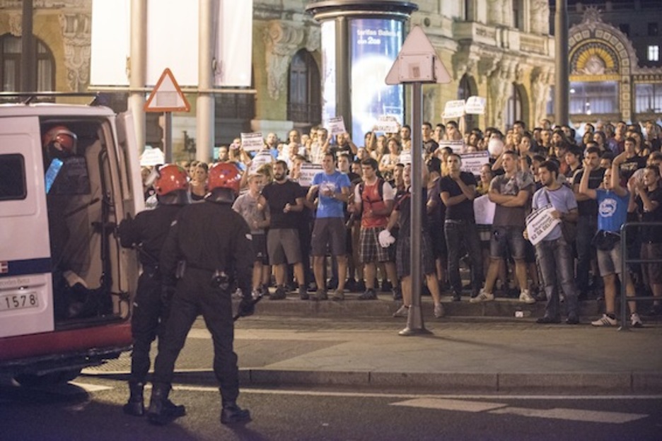 Ehunka lagun, Herriraren Bilboko egoitzaren aurrean. (Jon HERNAEZ/ARGAZKI PRESS)