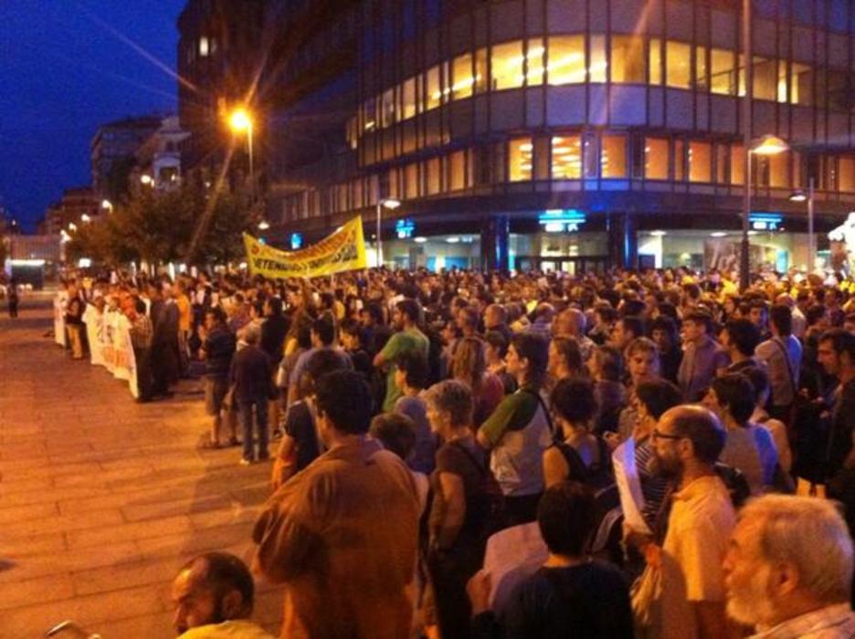 Iruñean, PPren egoitzaren aurrean egin zuten elkarretaratzea. (@zaldieroa)