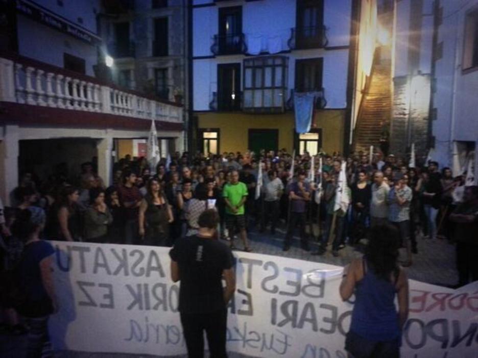 Nagore Garcia zumaiarraren atxiloketa salatzeko mobilizazioa, bere herrian. (@axierL)