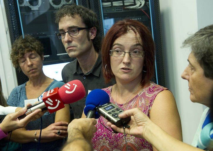 Amalur Mendizabal atiende a los medios en el Parlamento de Gasteiz. (Raúl BOGAJO/ARGAZKI PRESS)