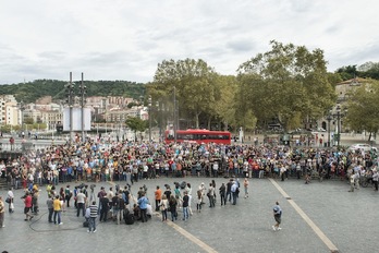 Agentes vascos han confirmado la manifestación del sábado en una multitudinaria rueda de prensa en Bilbo. (Luis JAUREGIALTZO/ARGAZKI PRESS)
