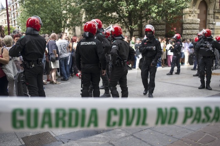 Agentes de la Ertzaintza protegen el cordón de la Guardia Civil en Hernani. (Juan Carlos RUIZ / ARGAZKI PRESS)