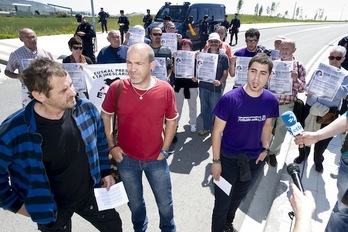 Fran Balda, Jon Garai eta Imanol Karrera, atxilotuetako hiru lagun, ekainean Iruñeko espetxearen aurrean sakabanaketaren aurka egindako protesta batean. (Iñigo URIZ/ARGAZKI PRESS)