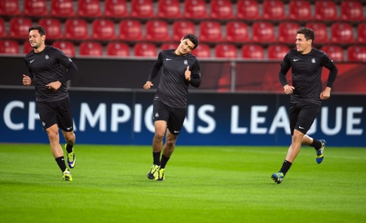 De la Bella, Chory Castro y Elustondo, ayer, en Leverkusen. (Federico GAMBARINI/AFP PHOTO)