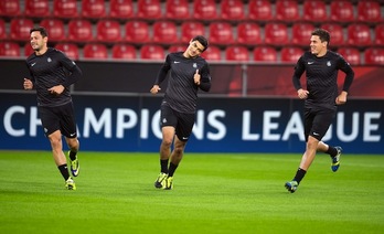 De la Bella, Chory Castro y Elustondo, ayer, en Leverkusen. (Federico GAMBARINI/AFP PHOTO)