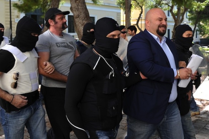 La Policía traslada a los juzgados a varios miembros de Amanecer Dorado. (Louisa GOULIAMAKI/AFP PHOTO)