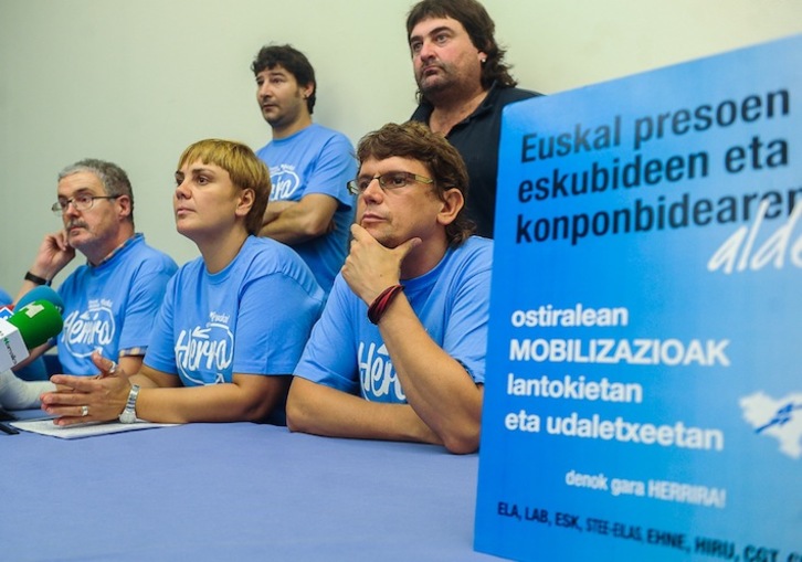 Adolfo Muñozek eta Ainhoa Etxaidek hartu dute hitza sindikatuen agerraldian. (Luis JAUREGIALTZO/ARGAZKI PRESS)