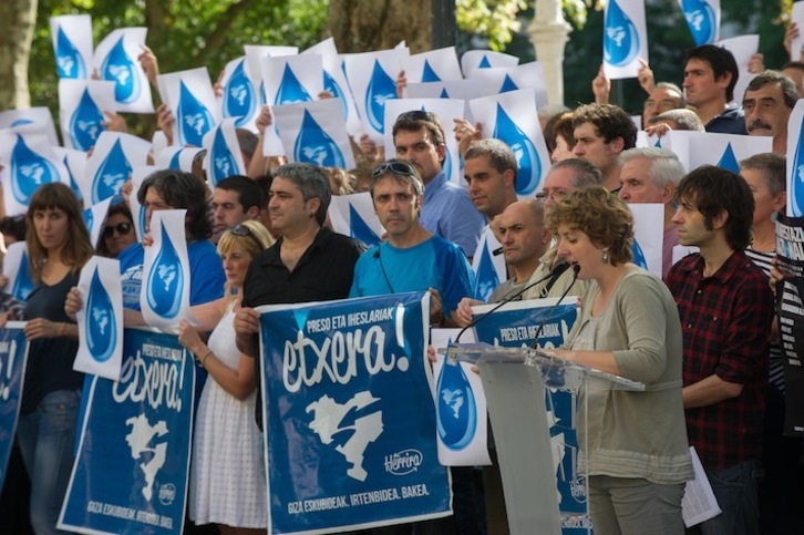 Numerosos rostros conocidos de la cultura, el deporte y la política han participado en la rueda de prensa. (Andoni CANELLADA/ARGAZKI PRESS)