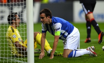 Bravo y Mikel González lamentan el primer gol alemán. (Patrik STOLLARZ / AFP PHOTO)