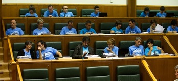EH Bilduko legebiltzarkideak, Herriraren kamisetak soinean dituztela. (ARGAZKI PRESS)