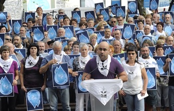 Un centenar de personas ha participado en la comparecencia de Etxerat en Hernani. (ARGAZKI PRESS)