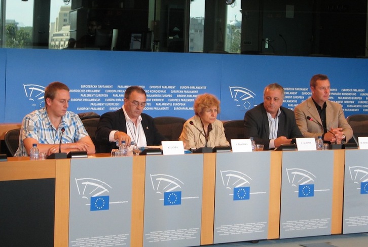 Haritz López y Karmelo Landa, junto a los europarlamentarios Zdanoka, Alfonsi y Demesmaeker. (NAIZ.INFO)