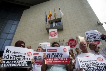 Concentración celbrada esta mañana antes los Juzgados de Donostia. (Juan Carlos RUIZ / ARGAZKI PRESS)