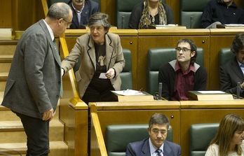Egibar y Mintegi conversan durante un pleno. (Raúl BOGAJO / ARGAZKI PRESS)
