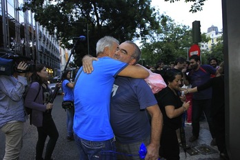 Los liberados por la tarde fueron recibidos por allegados y los compañeros que habían salido por la mañana. (NAIZ.INFO)