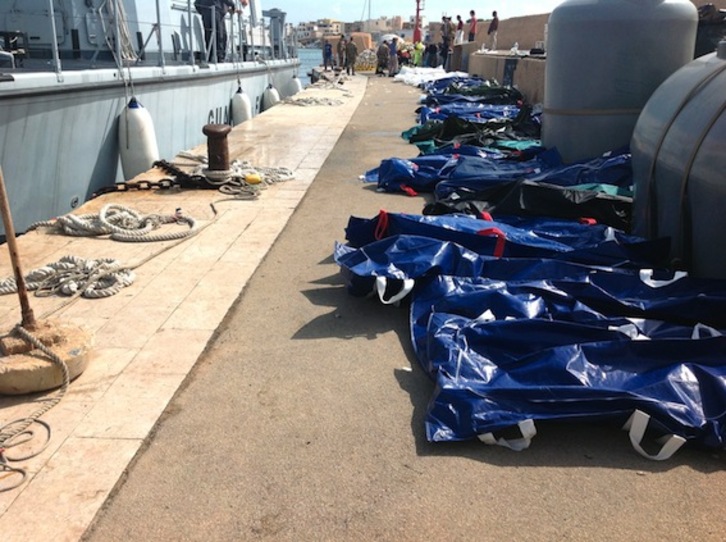 Gorpuak pilatuta, Lampedusako portuan. (Nino RANDAZZO/AFP) 