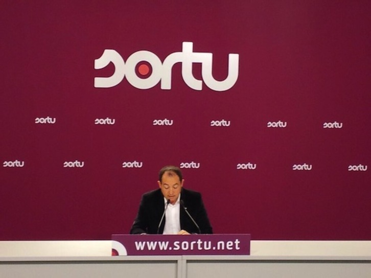 Pernando Barrena, Donostian eginiko agerraldian. (@sortuEH)