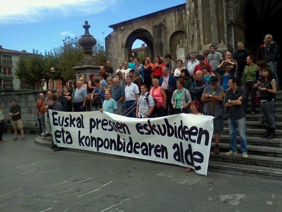 Concentración en Beasain. (Mattin INTXAUSTI) Concentración en Beasain. (Mattin INTXAUSTI)