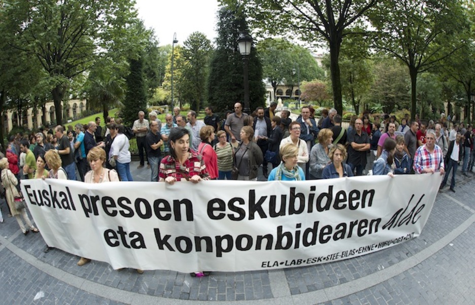 Concentración ante la Diputación de Gipuzkoa. (Jon URBE/ARGAZKI PRESS) Concentración ante la Diputación de Gipuzkoa. (Jon URBE/ARGAZKI PRESS)