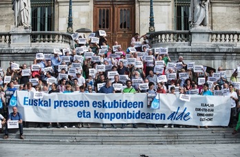 Concentración ante la Diputación de Gipuzkoa. (Jon URBE/ARGAZKI PRESS)