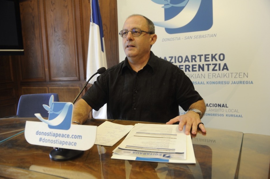 Juan Karlos Izagirre ha presentado el programa de la Conferencia. (Jon URBE / ARGAZKI PRESS)