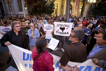 Concentración de solidaridad celebrada el pasado martes frente a la Delegación del Gobierno en Barcelona. (Albert GARCIA)