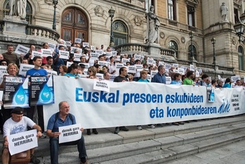 Concentración realizada ayer ante el Ayuntamiento de Bilbo. (Jon HERNAEZ/ARGAZKI PRESS)