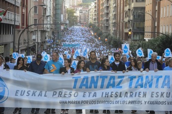 La calle Autonomía, repleta por las decenas de miles de personas que han acudido a Bilbo. (Luis JAUREGIALTZO/ARGAZKI PRESS)