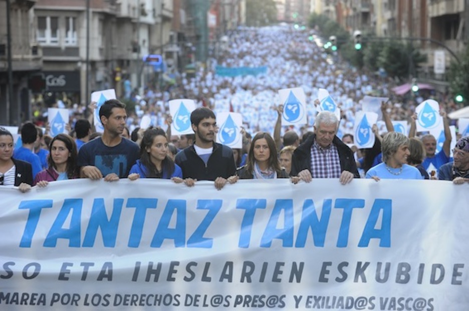 ‘Tantaz tanta euskal preso eta iheslarien eskubideen alde’ izan da manifestazioaren leloa. (Luis JAUREGIALTZO/ARGAZKI PRESS)
