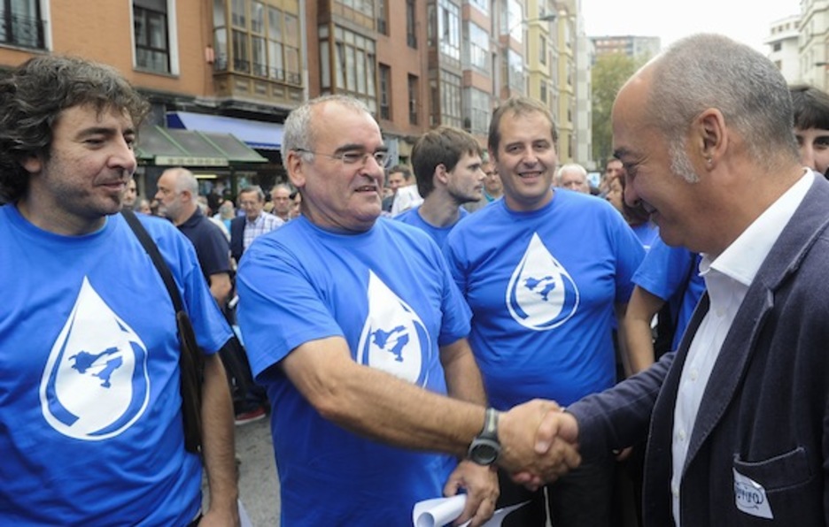 El diputado general de Gipuzkoa ha saludado uno por uno a los miembros de Herrira detenidos el lunes. (Luis JAUREGIALTZO/ARGAZKI PRESS)