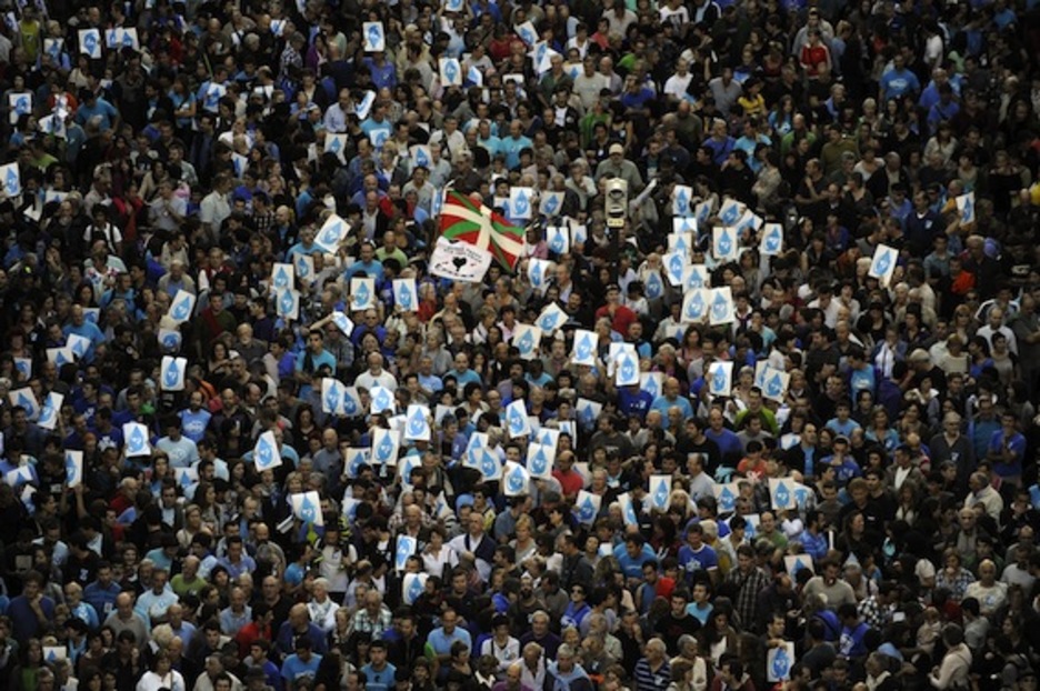 Tantaz tanta, itsasoa osatu dute Bilbon. (Luis JAUREGIALTZO/ARGAZKI PRESS)