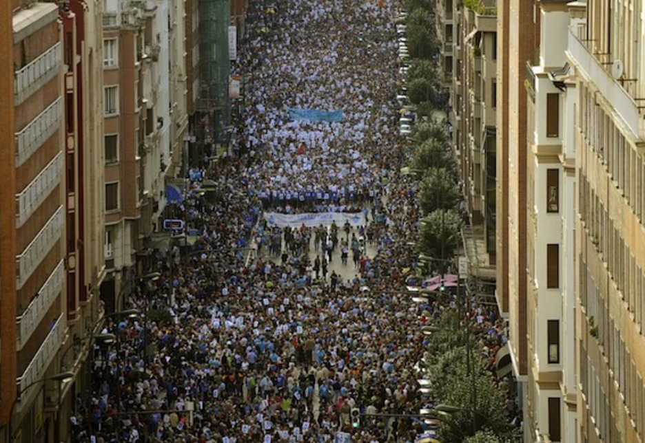 Pankartaren aurretik ere, milaka lagun ibili dira. (Luis JAUREGIALTZO/ARGAZKI PRESS)