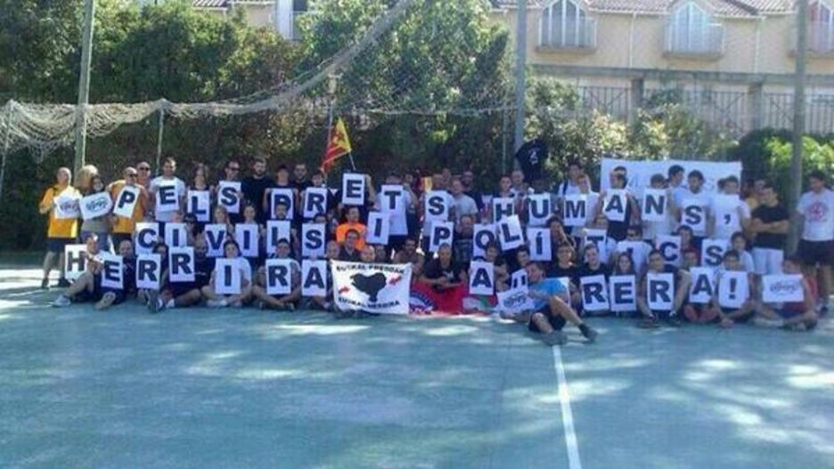 Burjassoten (Herrialde Katalanak) egin duten futbol txapelketa batean ere bat egin dute manifestazioarekin. (@pernandobarrena)