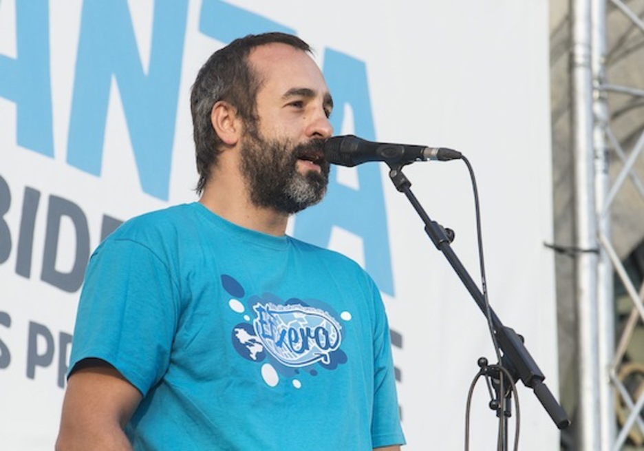 Arkaitz Estiballes, kantuan. (Jon HERNAEZ/ARGAZKI PRESS)